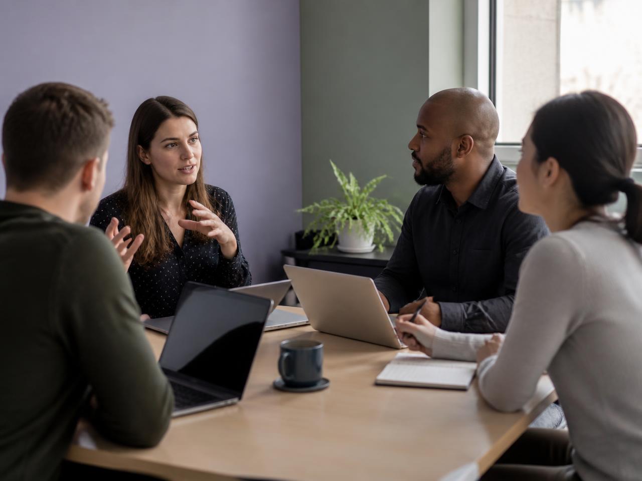 Team im Workshop vor einer Wand mit Ideen und Anwendungsfällen